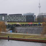 Auf dem Weg Richtung Reichstag: Schon am Vormittag meldete die Polizei Menschenströme Richtung Regierungsviertel