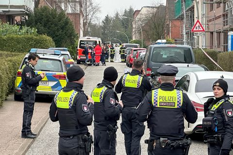 Polizei und Rettungsdienste stehen am Tatort in Hamburg-Billstedt