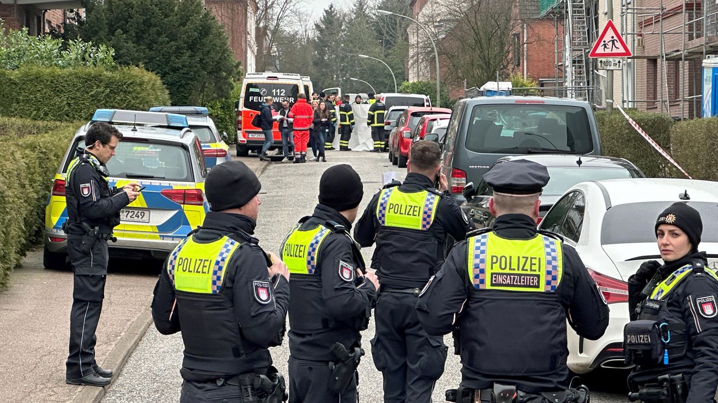 Polizei und Rettungsdienste stehen am Tatort in Hamburg-Billstedt Polizei und Rettungsdienste stehen am Tatort in Hamburg-Billstedt