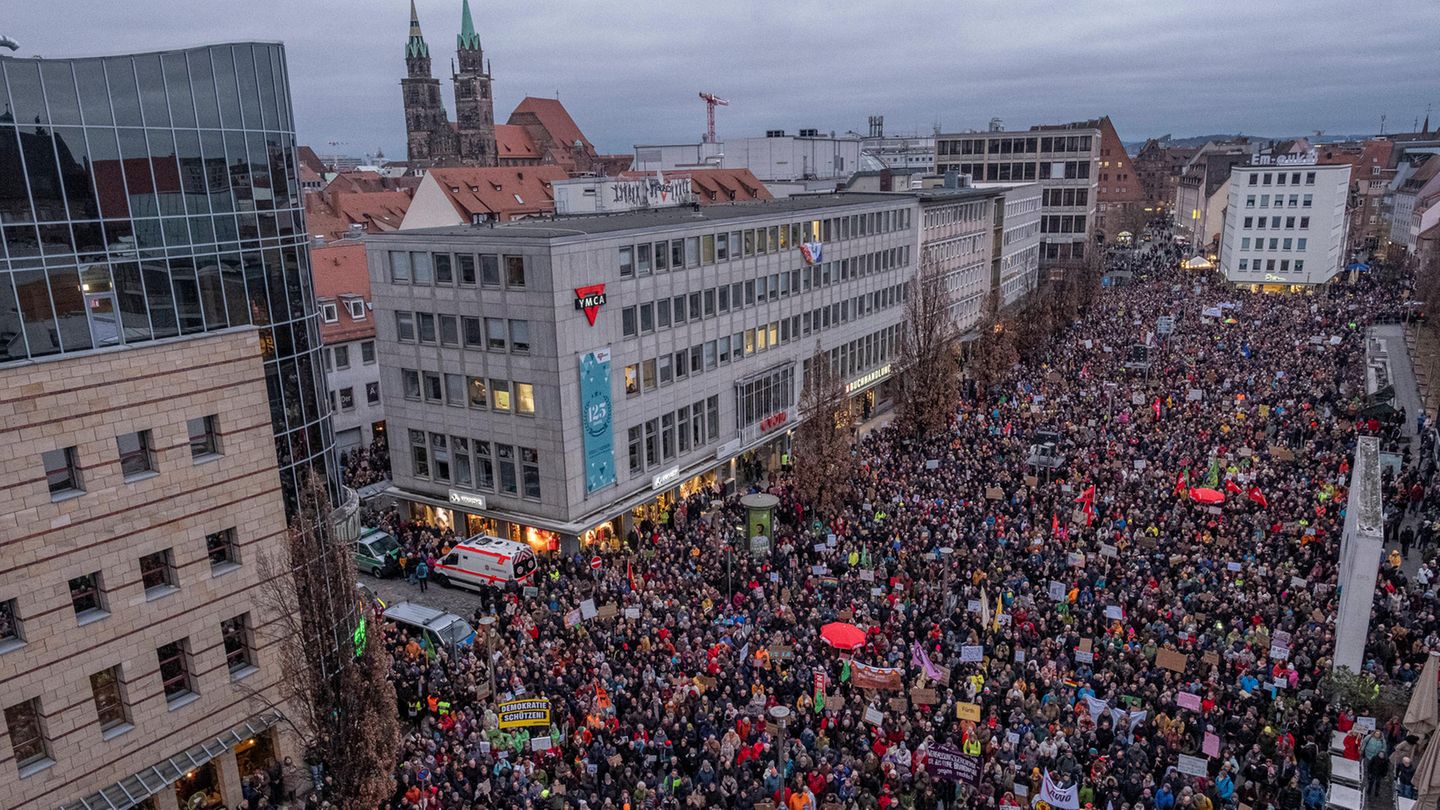Demonstration: 25.000 Menschen in Nürnberg demonstrieren dicht beinander für die Demokratie