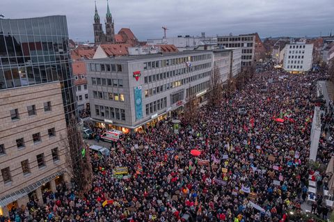 Demonstration: 25.000 Menschen in Nürnberg demonstrieren dicht beinander für die Demokratie
