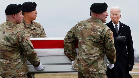 Am Freitag nahm US-Präsident Joe Biden die Leichen der drei in Jordanien getöteten US-Soldaten im Empfang. Danach befahl er Vergeltungsschläge gegen Ziele in Syrien und im Irak.