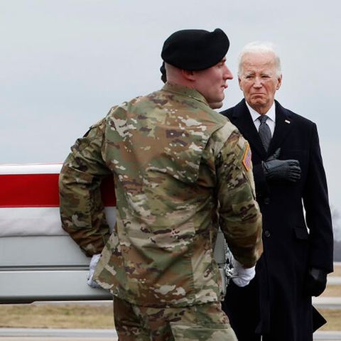 Am Freitag nahm US-Präsident Joe Biden die Leichen der drei in Jordanien getöteten US-Soldaten im Empfang. Danach befahl er Vergeltungsschläge gegen Ziele in Syrien und im Irak.