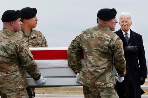 Am Freitag nahm US-Präsident Joe Biden die Leichen der drei in Jordanien getöteten US-Soldaten im Empfang. Danach befahl er Vergeltungsschläge gegen Ziele in Syrien und im Irak.