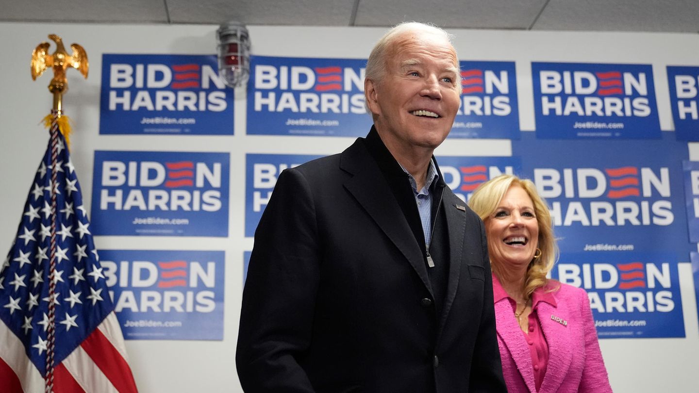 US election: Biden wins Democratic primary in South Carolina