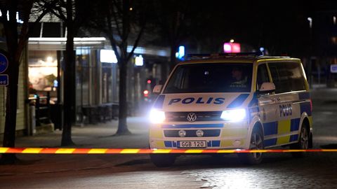Ein Polizeifahrzeug steht in Schwedens zweitgrößter Stadt Göteborg vor einer Absperrung
