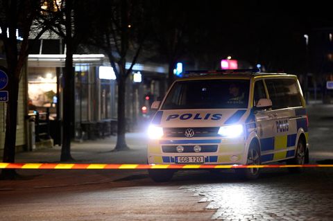 Ein Polizeifahrzeug steht in Schwedens zweitgrößter Stadt Göteborg vor einer Absperrung