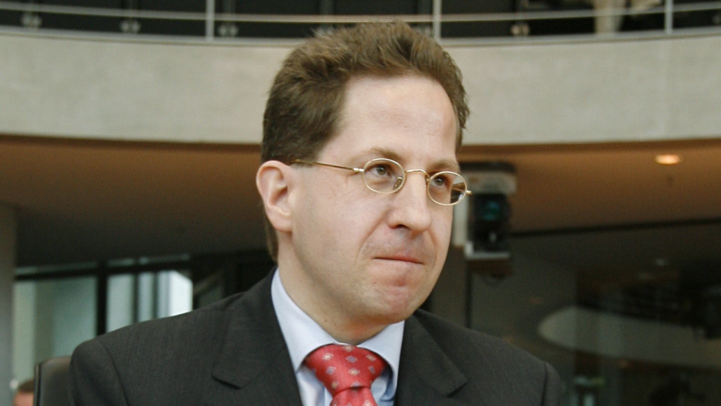 Ab 1991 arbeitete Hans-Georg Maaßen im Bundesinnenministerium – und stieg schnell auf. Doch genauso schnell ereilten ihn Skandale. 2001 wurde er Leiter der "Projektgruppe Zuwanderung" unter dem damaligen SPD-Innenminister Otto Schily und stand schnell in der Kritik. Maaßen verhandelte den Fall Murat Kurnaz. Der in Bremen geborene Türke wurde fast fünf Jahre lang im US-Gefangenenlager Guantanamo Bay festgehalten – unschuldig und ohne Anklage. Maaßen setzte sich dafür ein, dass Kurnaz nicht wieder nach Deutschland einreisen durfte. Dessen Aufenthaltserlaubnis sei verfallen, weil er sich länger als sechs Monate außerhalb Deutschlands "aufgehalten" habe. Beim BND-Untersuchungsausschuss 2007 wurde Maaßen als Zeuge zum Fall Kurnaz gehört.