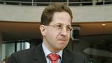 Ab 1991 arbeitete Hans-Georg Maaßen im Bundesinnenministerium – und stieg schnell auf. Doch genauso schnell ereilten ihn Skandale. 2001 wurde er Leiter der "Projektgruppe Zuwanderung" unter dem damaligen SPD-Innenminister Otto Schily und stand schnell in der Kritik. Maaßen verhandelte den Fall Murat Kurnaz. Der in Bremen geborene Türke wurde fast fünf Jahre lang im US-Gefangenenlager Guantanamo Bay festgehalten – unschuldig und ohne Anklage. Maaßen setzte sich dafür ein, dass Kurnaz nicht wieder nach Deutschland einreisen durfte. Dessen Aufenthaltserlaubnis sei verfallen, weil er sich länger als sechs Monate außerhalb Deutschlands "aufgehalten" habe. Beim BND-Untersuchungsausschuss 2007 wurde Maaßen als Zeuge zum Fall Kurnaz gehört.