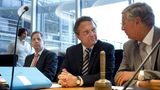 Nach den Versäumnissen bei der Aufklärung der NSU-Morde versprach Maaßen als frischgebackener Chef des Verfassungsschutzes vor allem, das Vertrauen in die Behörde wieder aufbauen zu wollen – nur um knapp ein Jahr später selbst in die Kritik zu geraten. Das Foto zeigt ihn mit Innenminister Hans-Peter Friedrich und Wolfgang Bosbach.  2013 wurde öffentlich, dass das Amt unter Maaßen regelmäßig sensible Daten an den US-Geheimdienst NSA weitergegeben hatte. Zudem soll der Verfassungsschutz auch eine NSA-Spionagesoftware getestet haben, ohne zu wissen, was genau die Software leiste.