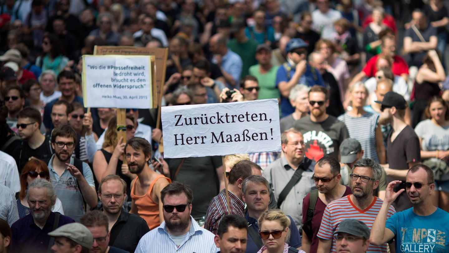 Knapp zwei Jahre nach der NSA-Affäre forderten erste Stimmen aus Bevölkerung und Politik Maaßen zum Rücktritt auf. Der Leiter des BfV hatte mit Strafanzeigen gegen Unbekannt Ermittlungen gegen Blogger des Portals "netzpolitik.org" angestoßen. Die Journalisten hatten aufgedeckt, dass im geheimen Budgetplan des Verfassungsschutzes fast drei Millionen Euro aufgeführt waren, um damit eine neue Einheit zur "Massendatenspeicherung" in sozialen Netzwerken aufzubauen.   Die Strafanzeigen und die damit verbundenen Ermittlungen wurden als Angriff auf die Pressefreiheit wahrgenommen. Politiker wie Renate Künast oder Christian Lindner forderten Maaßens Rücktritt.