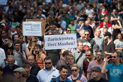 Knapp zwei Jahre nach der NSA-Affäre forderten erste Stimmen aus Bevölkerung und Politik Maaßen zum Rücktritt auf. Der Leiter des BfV hatte mit Strafanzeigen gegen Unbekannt Ermittlungen gegen Blogger des Portals "netzpolitik.org" angestoßen. Die Journalisten hatten aufgedeckt, dass im geheimen Budgetplan des Verfassungsschutzes fast drei Millionen Euro aufgeführt waren, um damit eine neue Einheit zur "Massendatenspeicherung" in sozialen Netzwerken aufzubauen.   Die Strafanzeigen und die damit verbundenen Ermittlungen wurden als Angriff auf die Pressefreiheit wahrgenommen. Politiker wie Renate Künast oder Christian Lindner forderten Maaßens Rücktritt.