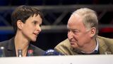 2018 wirft das ehemalige AfD-Mitglied Franziska Schreiber Maaßen in einem Buch vor, sich bereits 2015 mit der damaligen AfD-Chefin Frauke Petry getroffen zu haben. Angeblich habe Maaßen dieser Tipps gegeben, wie die Partei es verhindern könne, zum Beobachtungsobjekt des Verfassungsschutzes zu werden.   Maaßen wiedersprach zunächst den Vorwürfen, räumte aber später ein, unter anderem mit Alexander Gauland (r.) und Stephan Brandner von der AfD geredet zu haben. An Inhalte der Gespräche könne er sich aber nicht erinnern. 