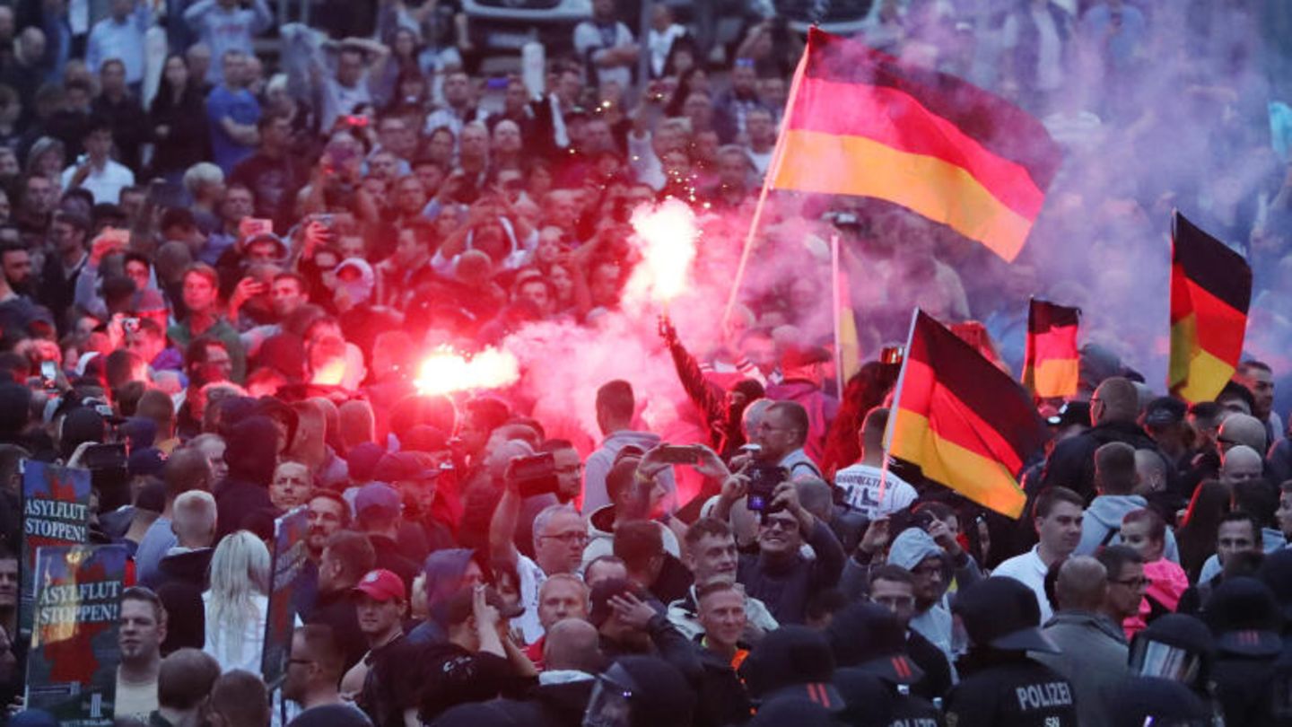 Maaßen bezweifelte "Hetzjagden" in Chemnitz 2018 sorgte Maaßen für den nächsten Skandal: Der Chef des Verfassungsschutzes bezweifelte in einem Interview, dass es bei den Ausschreitungen von Rechtsextremen in Chemnitz Hetzjagden auf Menschen gegeben habe. Ein Video, das einen solchen Fall dokumentierte, diskreditierte Maaßen als "mögliche Fälschung". Es gebe "gute Gründe" dafür, dass es sich bei dem Video um eine "gezielte Falschinformation" handele. Die Generalstaatsanwaltschaft Dresden widersprach Maaßens Darstellung. Als er wenige Monate später bei einer Rede erneut seine Meinung wiederholte und erklärte, die "Hetzjagden" seien von Medien und Politikern frei erfunden oder die Informationen seien ungeprüft verbreitet worden, bat Innenminister Horst Seehofer Bundespräsident Frank-Walter Steinmeier um Maaßens Versetzung in den einstweiligen Ruhestand. Damit war Maaßens Zeit beim Verfassungsschutz beendet.