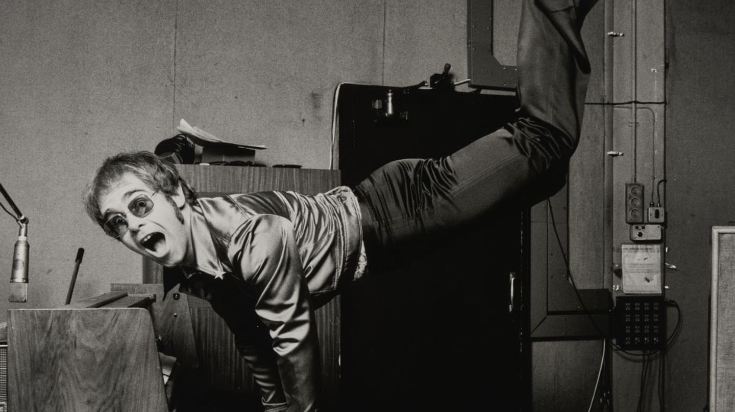 Elton John-Auktion bei Christie's Elton John Handstand am Klavier