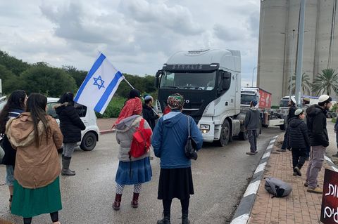 Menschen blockieren am Hafen der israelischen Stadt Ashdod Lastwagenlieferungen nach Gaza