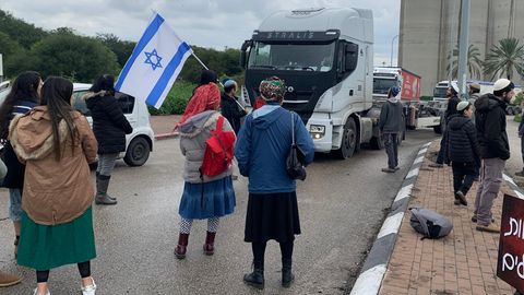 Menschen blockieren am Hafen der israelischen Stadt Ashdod Lastwagenlieferungen nach Gaza