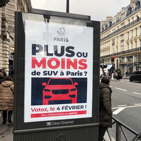 Eine Werbetafel für die Befragung zu höheren Parkgebühren in Paris