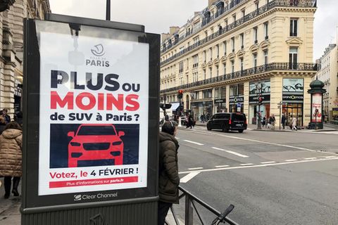 Eine Werbetafel für die Befragung zu höheren Parkgebühren in Paris