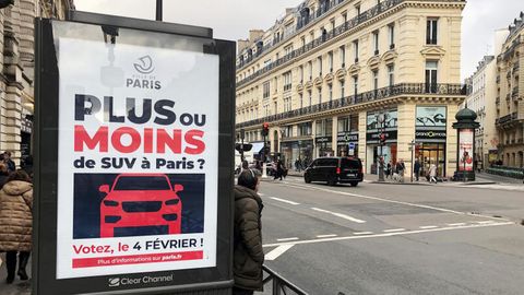 Eine Werbetafel für die Befragung zu höheren Parkgebühren in Paris
