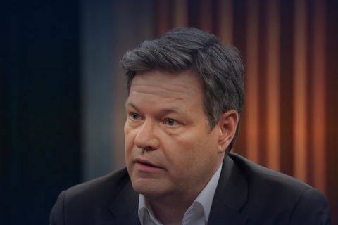 Robert Habeck sitzt bei Caren Miosga im TV-Studio