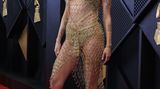 Miley Cyrus auf dem roten Teppich. Miley Cyrus hat für ihren Song „ Flowers “ den Grammy 2024 für die beste Pop-Solo-Performance gewonnen .