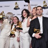 Phoebe Bridgers (von links), Julien Baker und Lucy Dacus von boygenius posieren mit den Preisen für die beste Rock-Performance und den besten Rock-Song für "Not Strong Enough" sowie für das beste alternative Musikalbum für "The Record". Taylor Swift, Mitte rechts, und Jack Antonoff posieren mit dem Preis für das Album des Jahres für "Midnights"