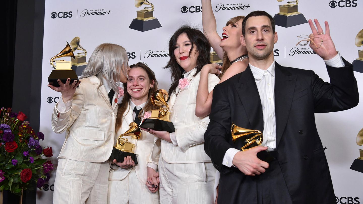 Phoebe Bridgers (von links), Julien Baker und Lucy Dacus von boygenius posieren mit den Preisen für die beste Rock-Performance und den besten Rock-Song für "Not Strong Enough" sowie für das beste alternative Musikalbum für "The Record". Taylor Swift, Mitte rechts, und Jack Antonoff posieren mit dem Preis für das Album des Jahres für "Midnights"