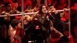 Dua Lipa brachte die Party mit einem Medley aus "Training Season" und "Houdini"  in Gang.