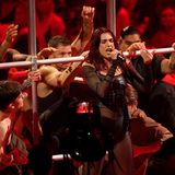 Dua Lipa brachte die Party mit einem Medley aus "Training Season" und "Houdini"  in Gang.