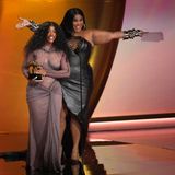 Überrschungssgast Lizzo. Inmitten der Diskriminierungs- und Belästigungsklagen gegen sie überreichte sie einen Grammy.