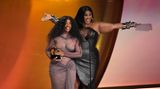 Überrschungssgast Lizzo. Inmitten der Diskriminierungs- und Belästigungsklagen gegen sie überreichte sie einen Grammy.