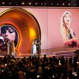 Taylor Swift nimmt den Preis für das Album des Jahres für "MIdnights" entgegen. Es ist das vierte Mal, dass sie den Preis für das Album des Jahres bekam – neuer Rekord. "Ich verrate Euch ein Geheimnis, das ich die letzten zwei Jahre vor Euch geheim gehalten habe. Mein brandneues Album erscheint am 19. April. Es heißt 'The Tortured Poets Department'", sagte Swift