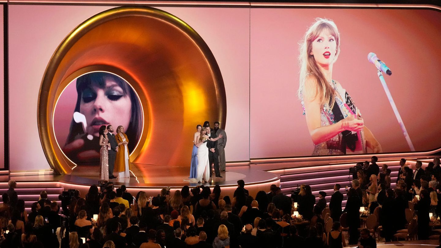 Taylor Swift nimmt den Preis für das Album des Jahres für "MIdnights" entgegen. Es ist das vierte Mal, dass sie den Preis für das Album des Jahres bekam – neuer Rekord. "Ich verrate Euch ein Geheimnis, das ich die letzten zwei Jahre vor Euch geheim gehalten habe. Mein brandneues Album erscheint am 19. April. Es heißt 'The Tortured Poets Department'", sagte Swift