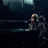 Billy Joel singt "Turn The Lights Back On". Die 74-jährige Musiklegende präsentierte am Sonntag bei den Grammy Awards 2024 ihren ersten neuen Popsong seit Jahrzehnten: