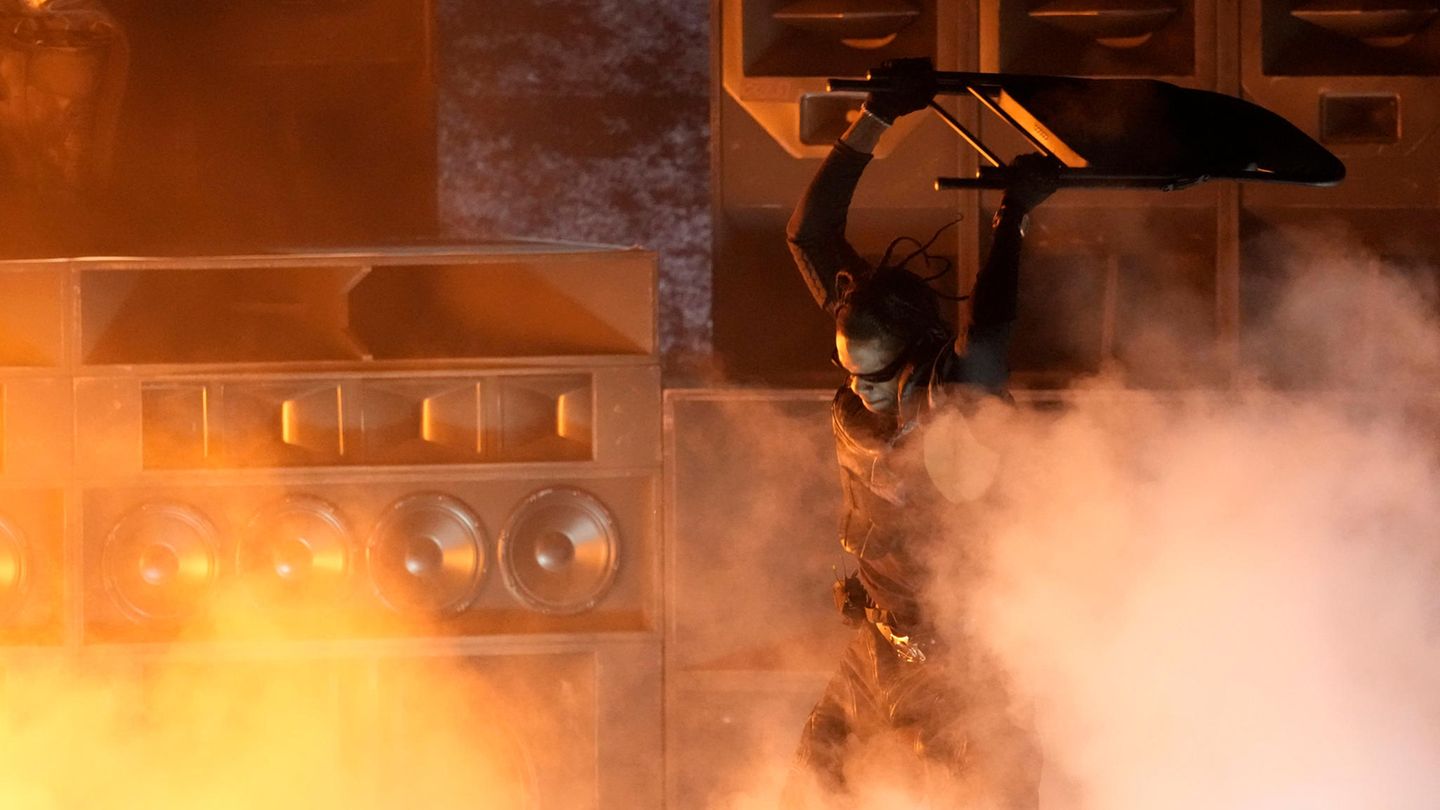 Travis Scott betrat am Sonntagabend die Bühne. Der Auftritt war seine erste Rückkehr auf eine Bühne nach der Astroworld-Tragödie 2021. Im November 2021 starben zehn Menschen bei einem Menschenansturm beim Scott's  Astroworld Festival in Houston, Texas. Im Juni entschied eine texanische Grand Jury, keine Strafanzeige gegen den Rapper zu erheben. 