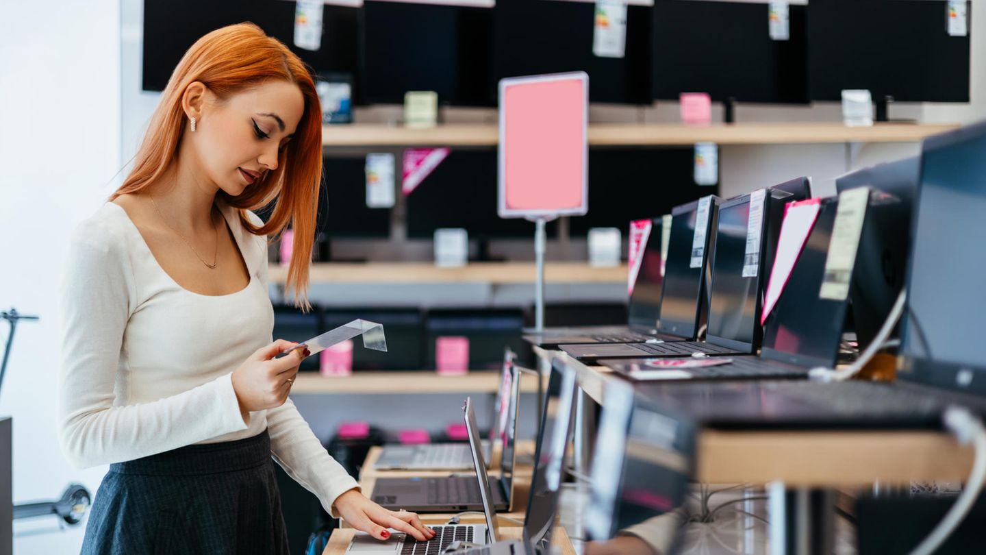 Laptop Kaufberautng Laptop-Kaufberatung: Eine Frau schaut sich Laptops im Geschäft an