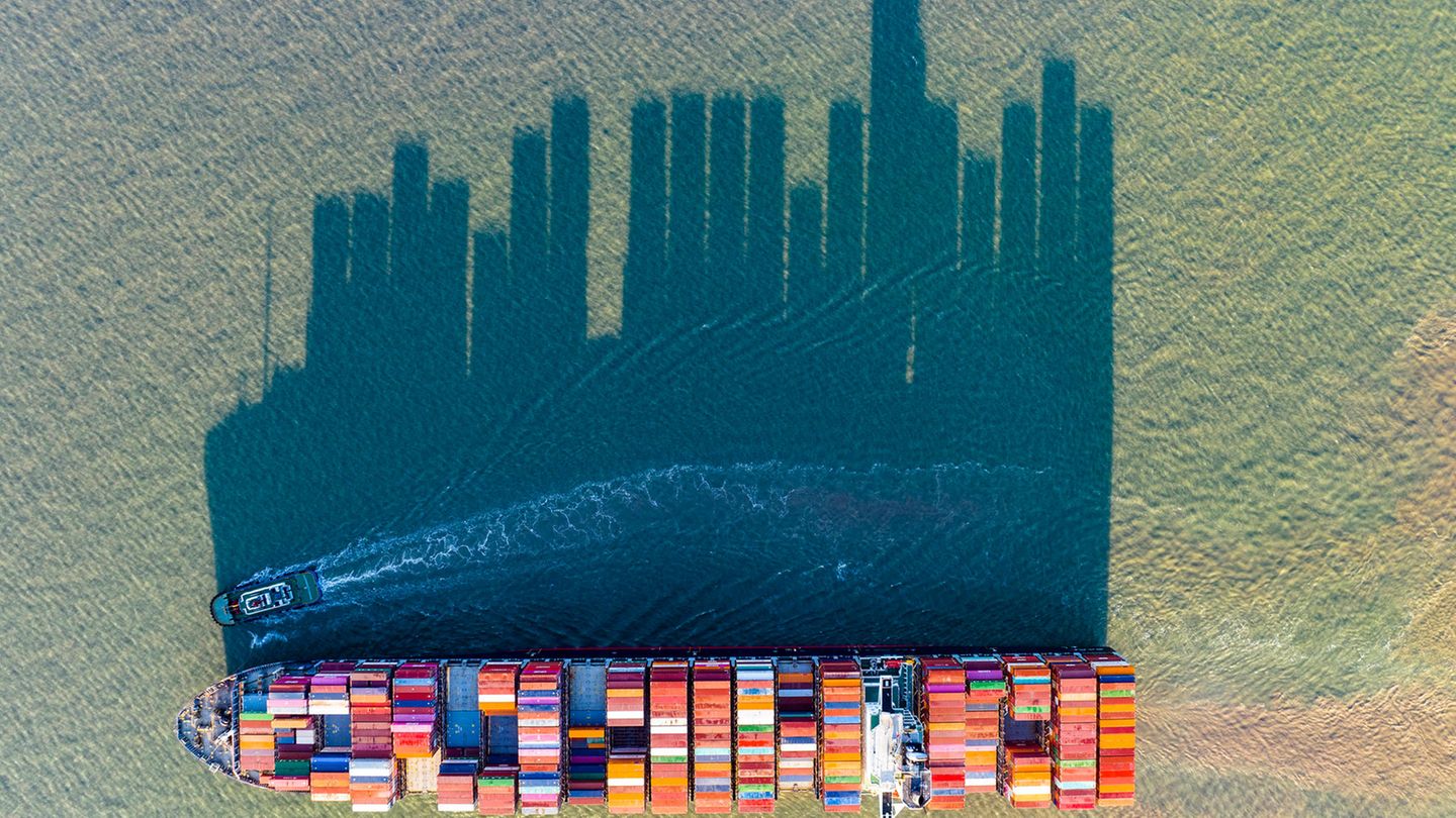 China: Ein Containerschiff wirft einen großen Schatten aufs Wasser