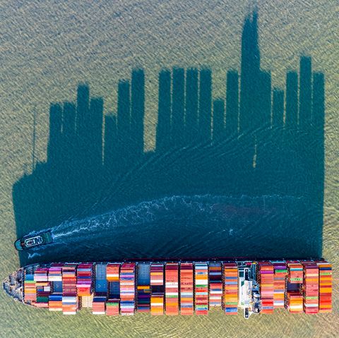 China: Ein Containerschiff wirft einen großen Schatten aufs Wasser