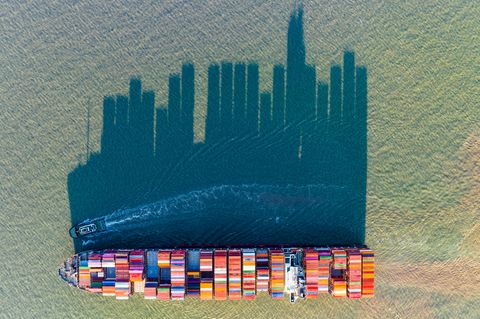 China: Ein Containerschiff wirft einen großen Schatten aufs Wasser