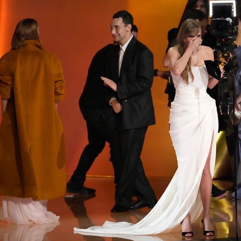 Grammys 2024: Taylor Swift hatte nur Augen für ihren Grammy Taylor Swift hatte nur Augen für ihren Grammy