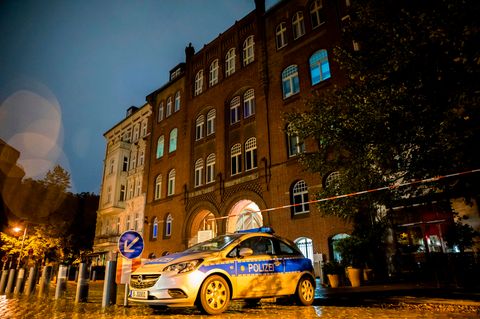 Polizeifahrzeug vor derSynagoge in der Rykestraße im Berliner Stadtteil Prenzlauer Berg