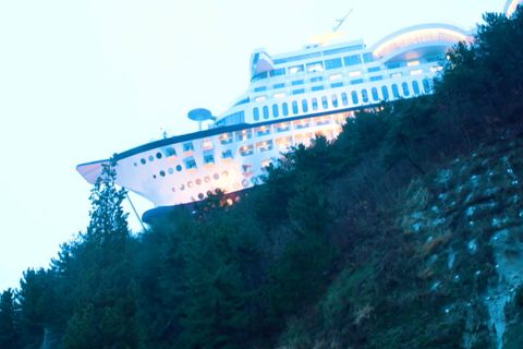 dieses Kreuzfahrtschiff auf Berg kann alles außer schwimmen