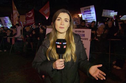 Reporterin vor Menschenmenge bei Anti-AfD-Demo