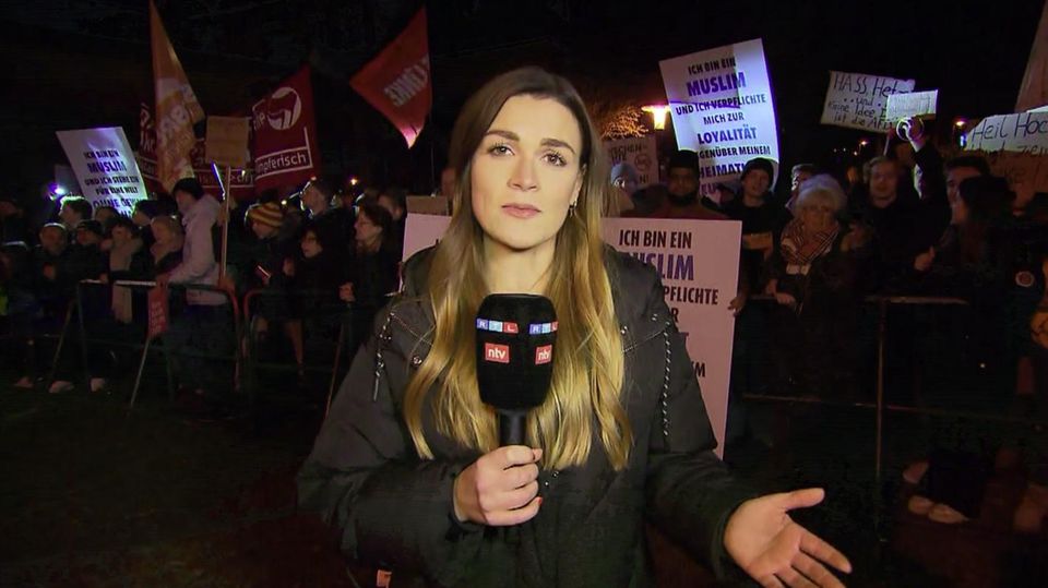 Reporterin vor Menschenmenge bei Anti-AfD-Demo