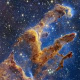 Schon Hubble lieferte ikonische Bilder der "Säulen der Schöpfung" im 6500 Lichtjahre entfernten Adlernebel. Der Infrarotdetektor des James-Webb-Teleskops zeigt die Sternenfabrik weitaus detaillierter als die Aufnahmen im sichtbaren Licht. Gut zu erkennen sind die hellrot leuchtenden neugeborenen Sterne an den Spitzen der Säulen. Dort ist der Staub am dichtesten, sodass er unter seiner eigenen Gravitation zusammenfällt, sich aufheizt und schließlich neue Sterne entstehen. Hinter den Säulen erscheinen unzählige weitere Sterne und Galaxien