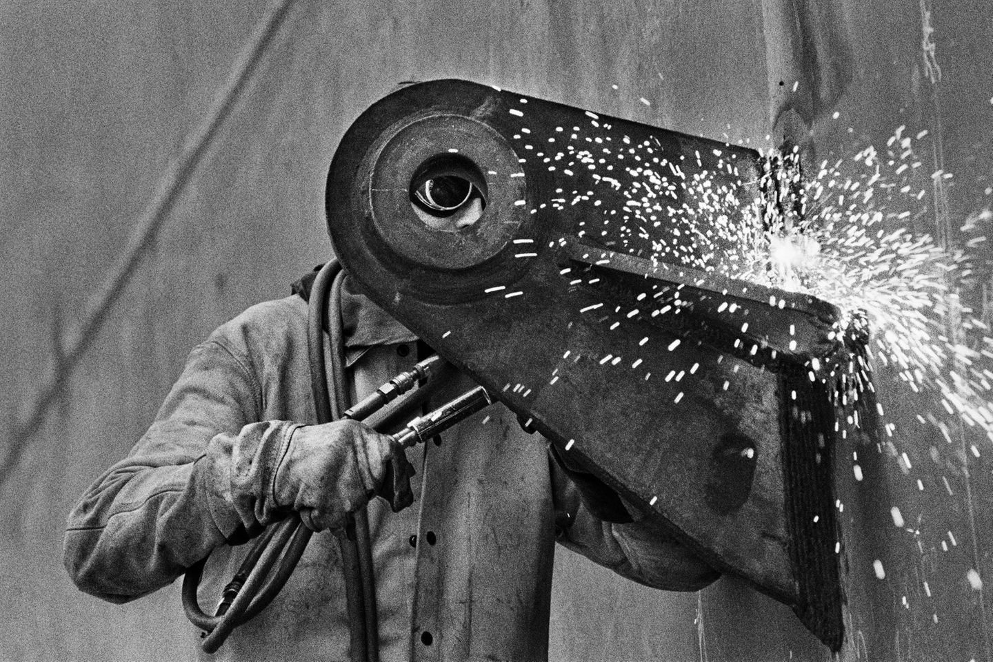 Wenn Mensch und Maschine verschmelzen – zumindest auf dem Bild: Bau des Flugzeugträgers "Charles des Gaulle"