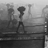 Schwerstarbeit: Junge Männer transportieren Kohle ab