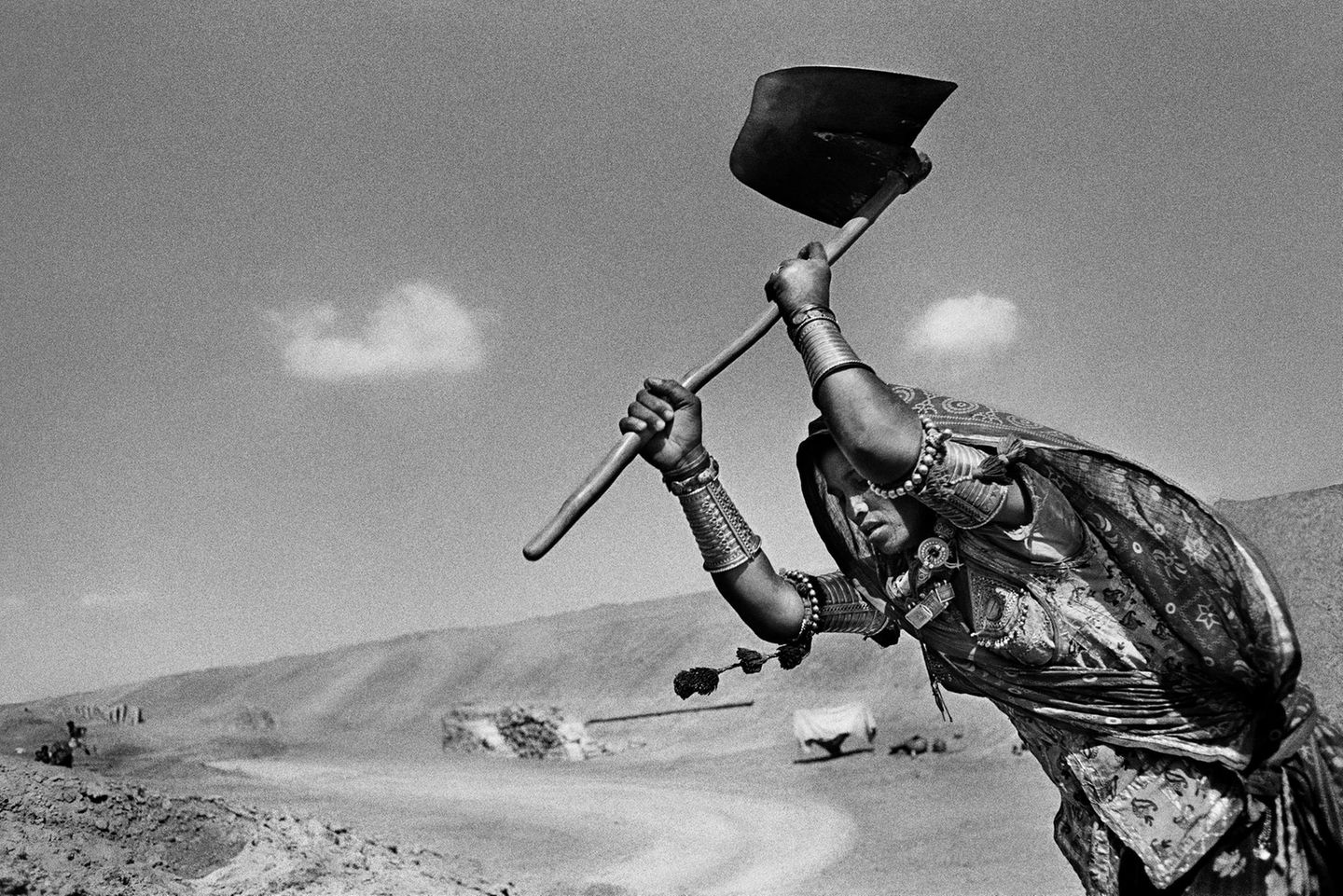 Eine Frau beim Bau des Indira Gandhi Kanals