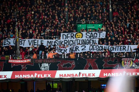 Bayer Leverkusen-Fans zeigen ein Banner, das besagt, es gäbe nur zwei Geschlechter